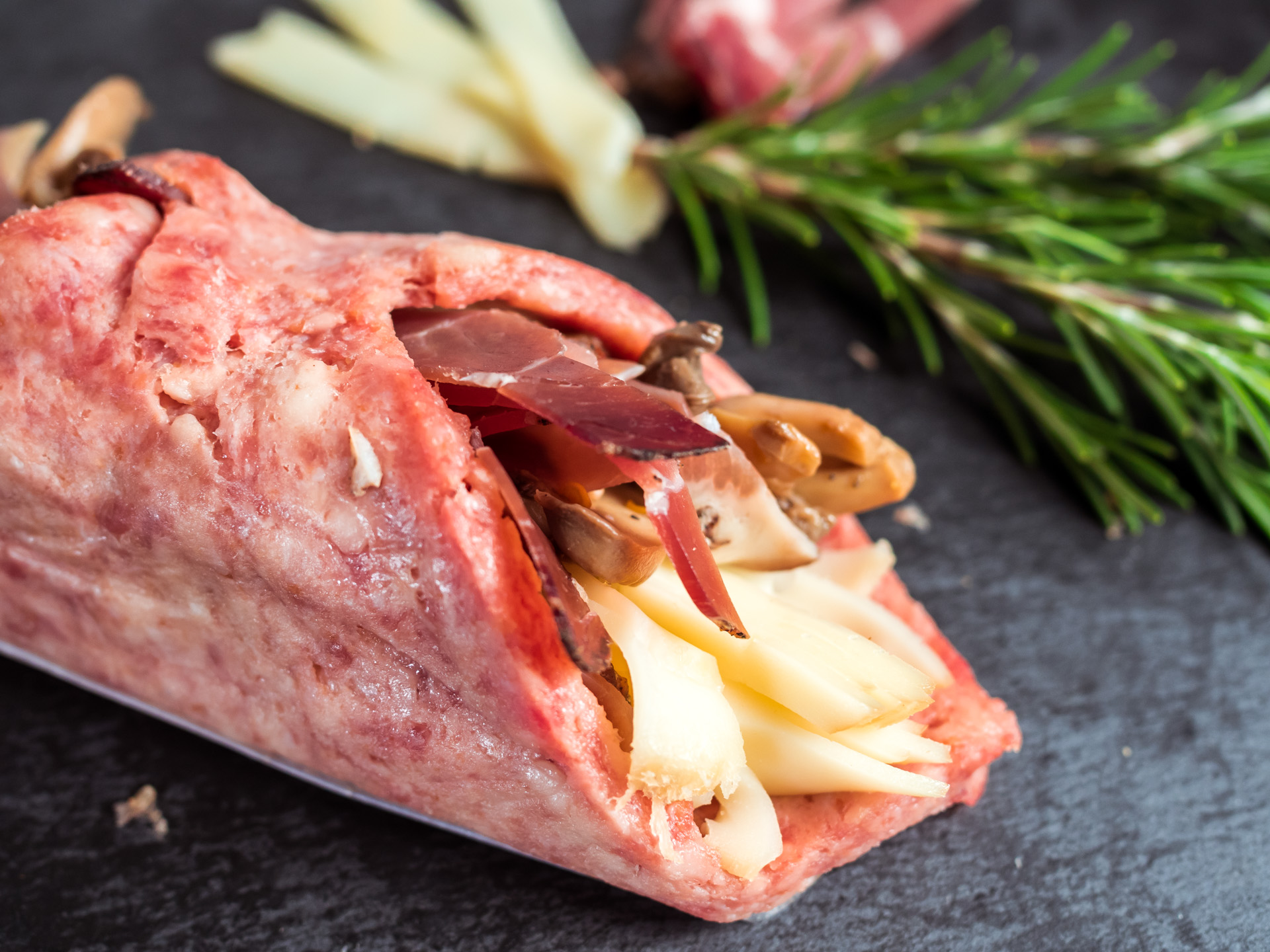 Panzerotti di carne macinata ripieni di provola e speck